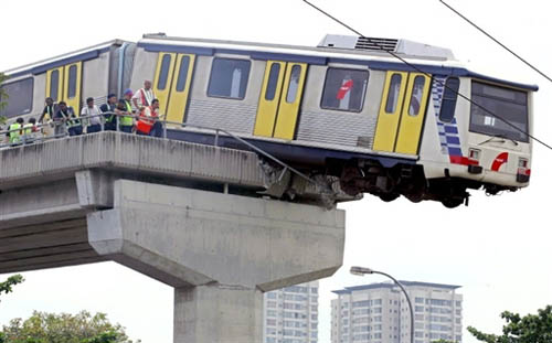 组图:马来西亚轻轨列车出轨悬在高架桥外_新闻中心